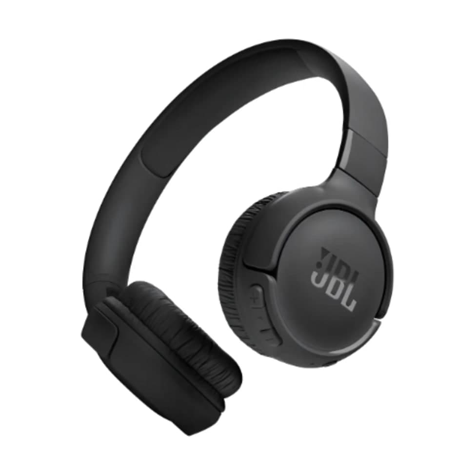 JBL Tune 520BT preto visto em ângulo, com a logo JBL na concha